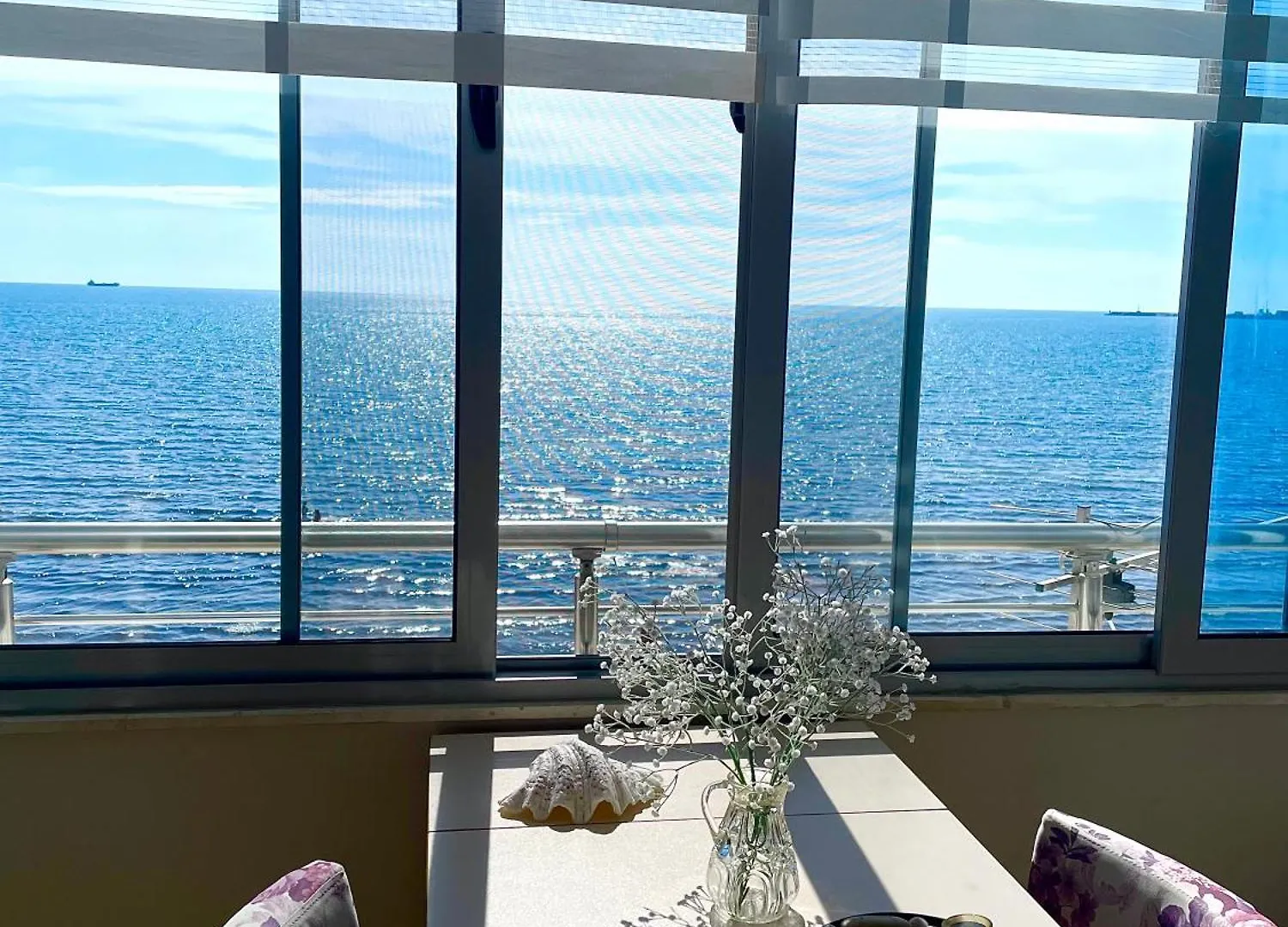 Cozy Beachfront Room location